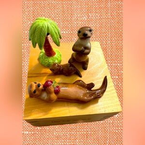 Mini Figurines - 3 otters 1 tree